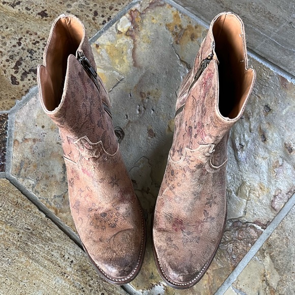 🍃💕Lucchese Distressed Floral Print All Leather Bootie - Picture 3 of 12